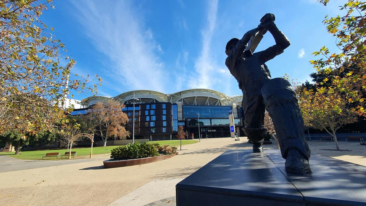 Sir Don Bradman statue - Adelaide Oval
