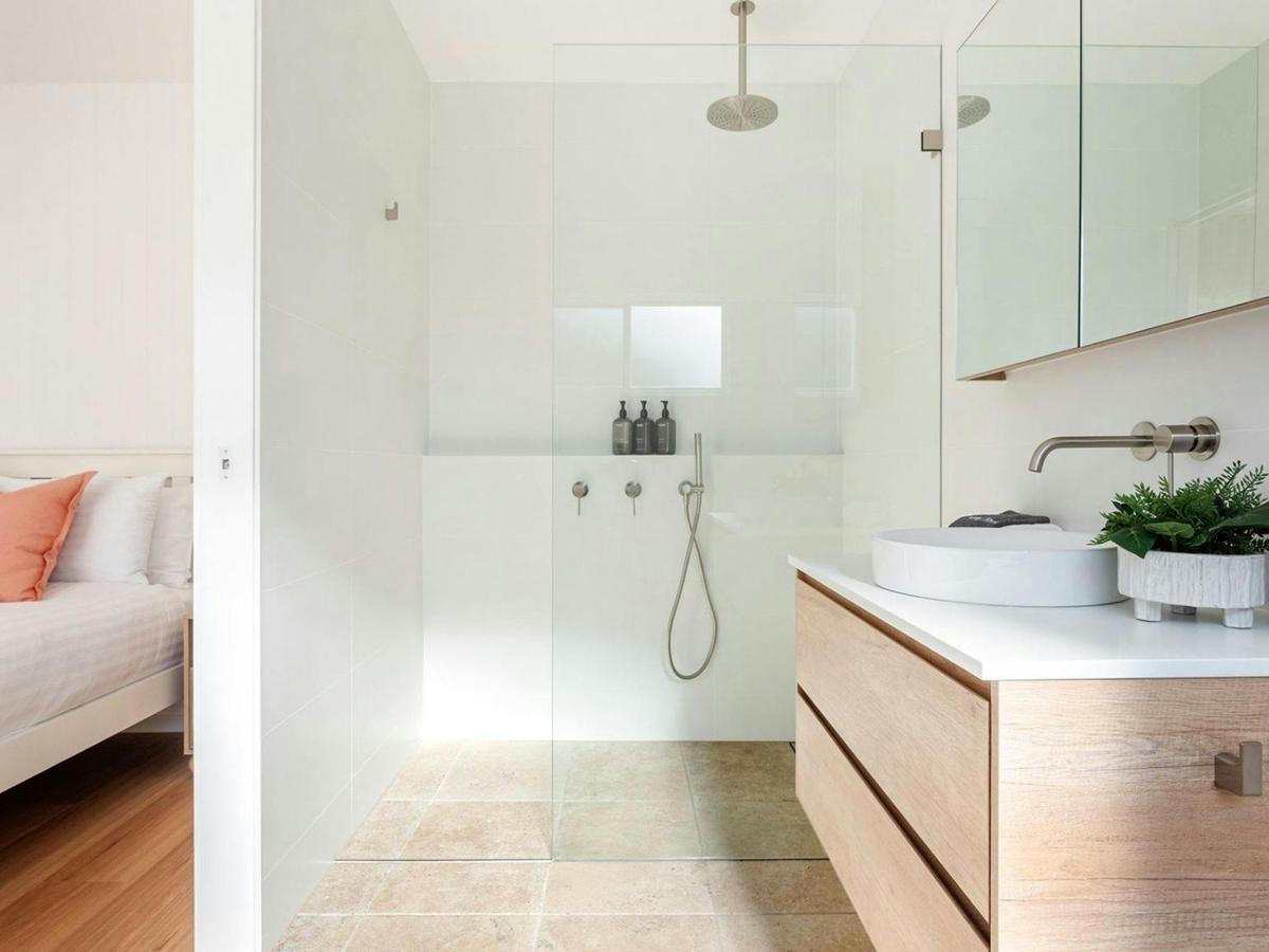 Bellaburra | Ensuite | Shower, toilet and vanity | Hairdryer