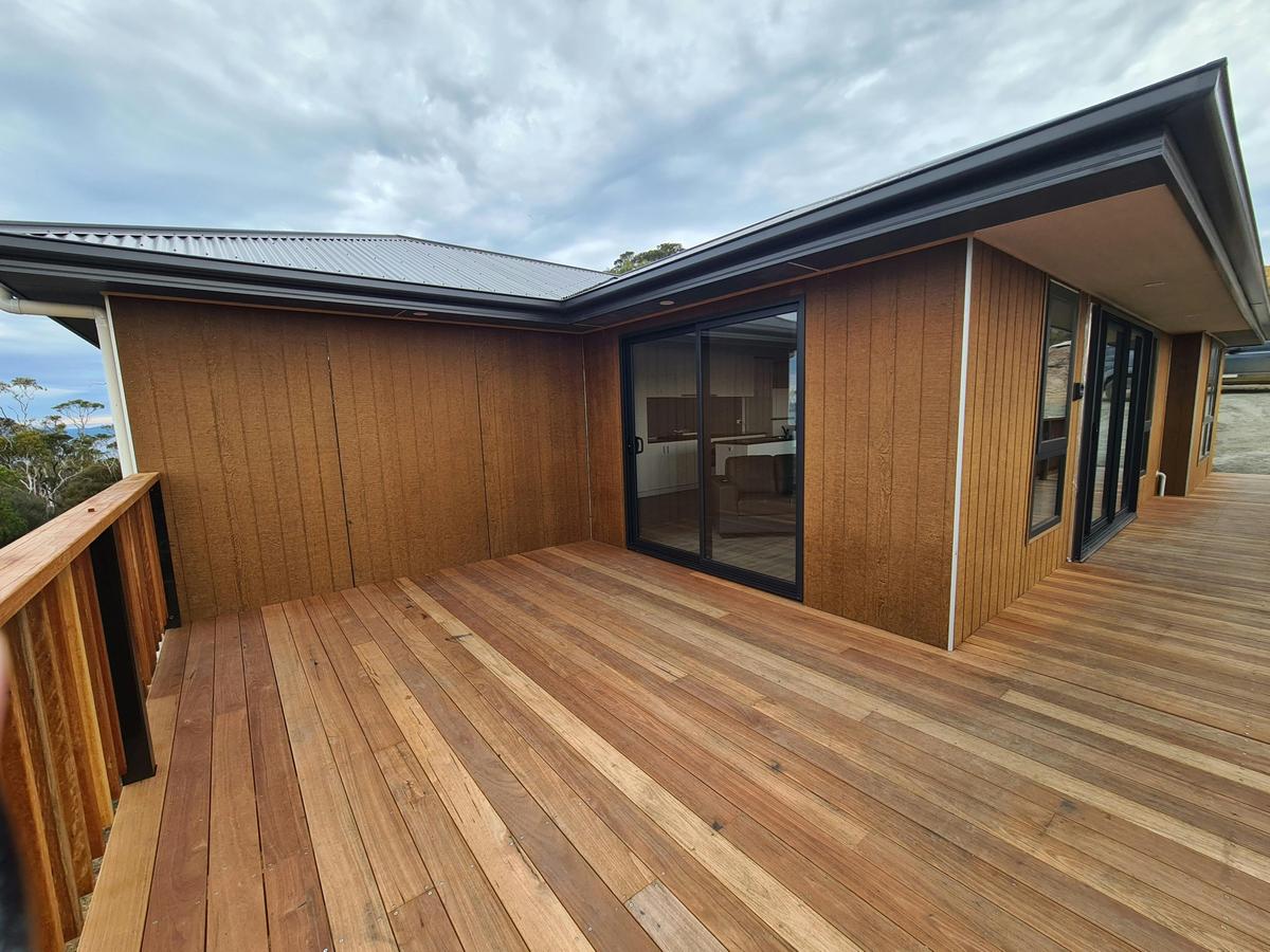 Private deck and exterior of 1 Seaviews Possum