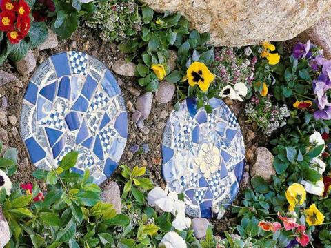 Beginner Outdoor Mosaic Stepping Stone Workshop at Tootsies
