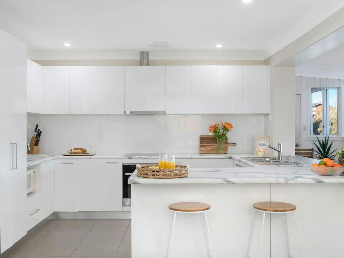 Beachview | Kitchen | Microwave | Oven | Views