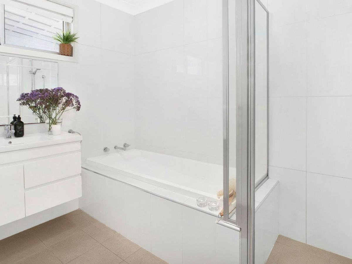 Beachview | Bathroom | Shower | Bath | Vanity | Hair dryer