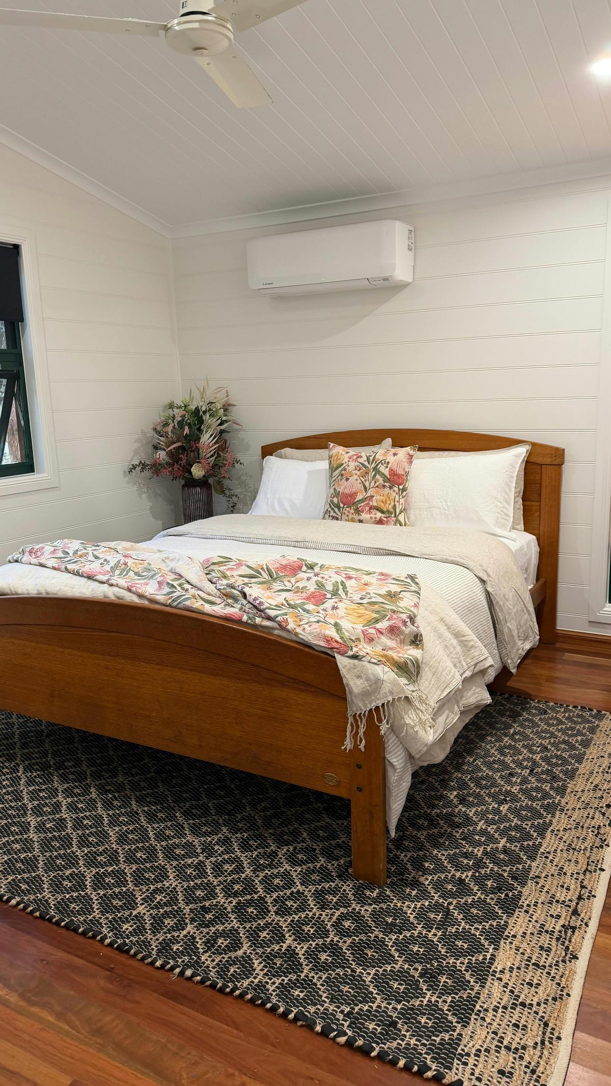 Bedroom queen bed- Palmerston cottage.