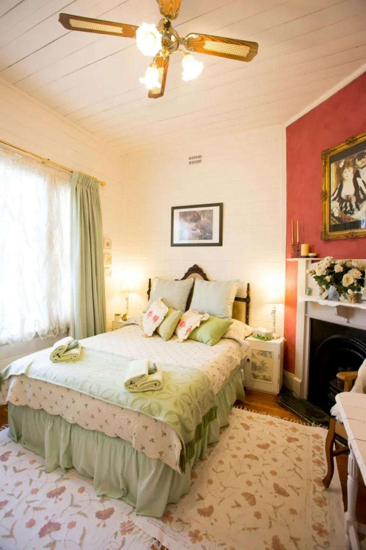 Hillgrove Cottage Bed & Breakfast