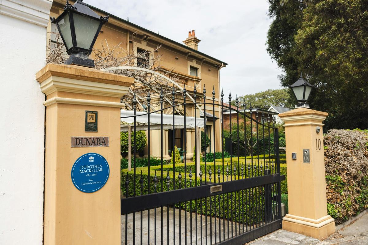 Dunara blue plaque