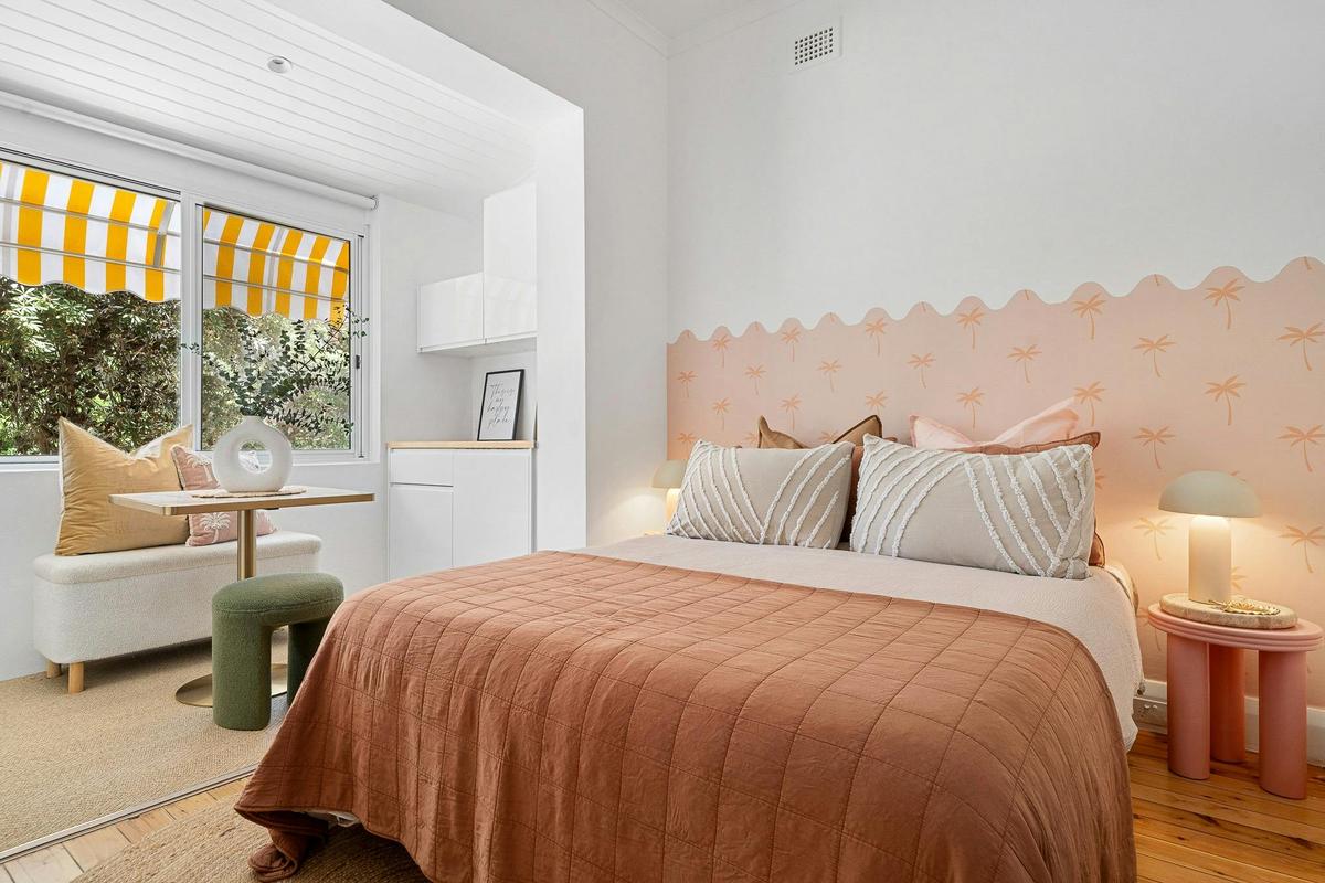 Bondi Beach studio apartment with queen bed, dining nook and natural light