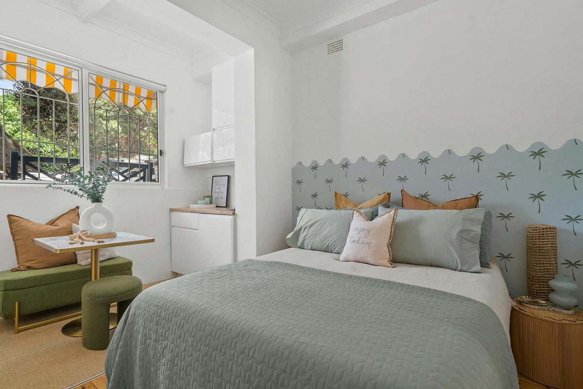 Light-filled Bondi Beach studio with queen bed and dining area