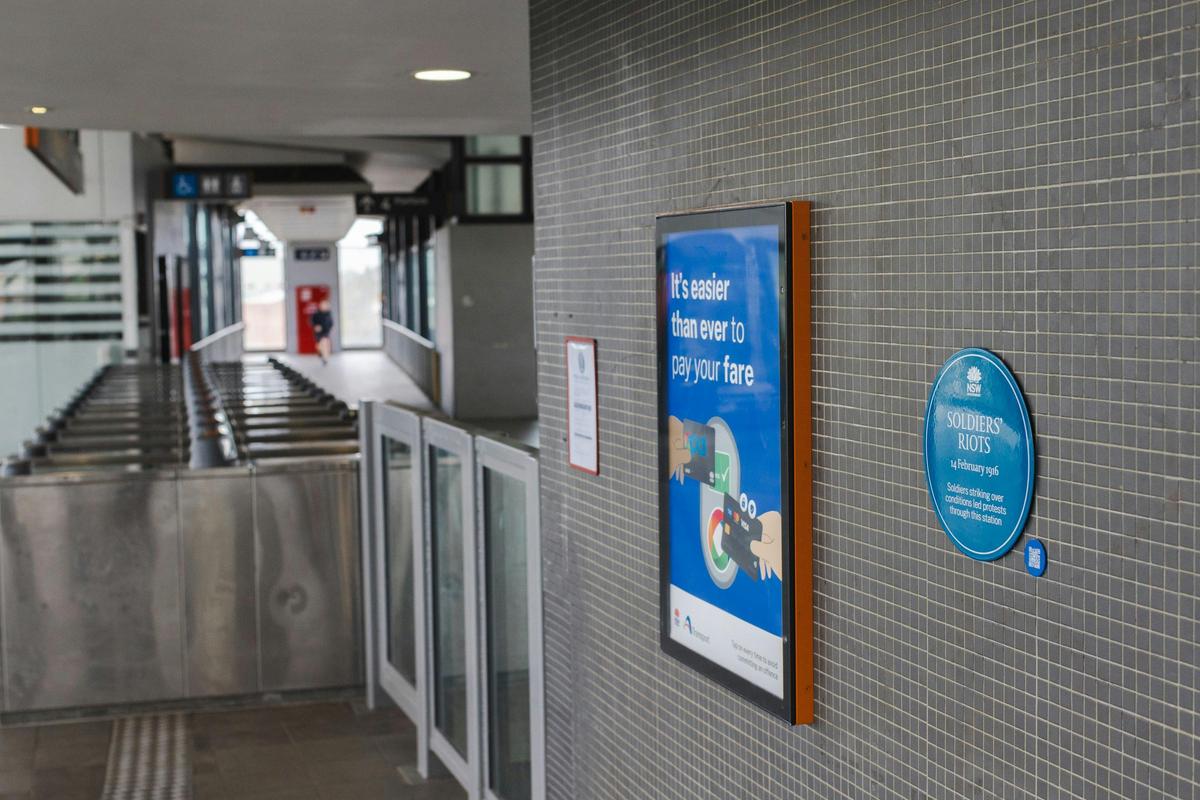 Liverpool Station blue plaque