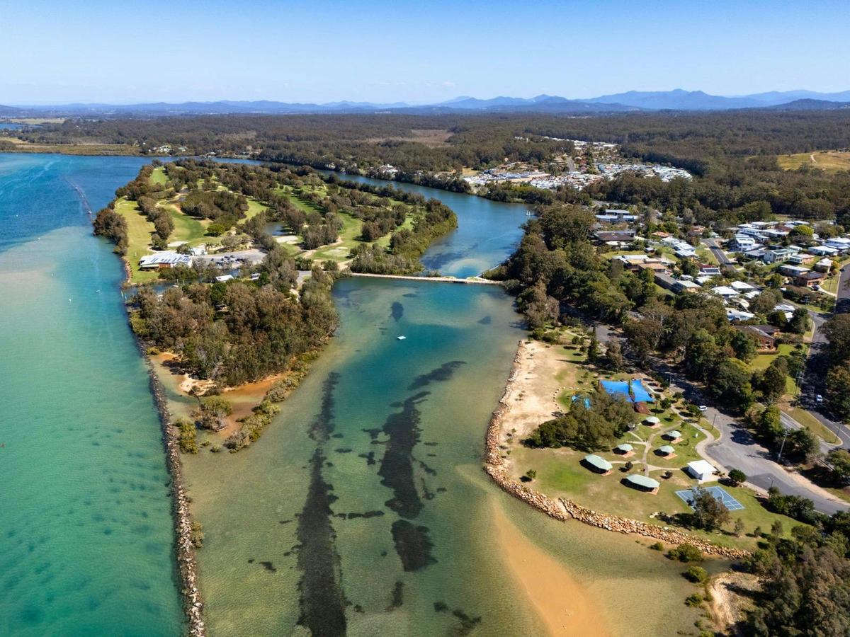 Nambucca Heads River, featuring Bellowood Park  a few steps away from the Apartment