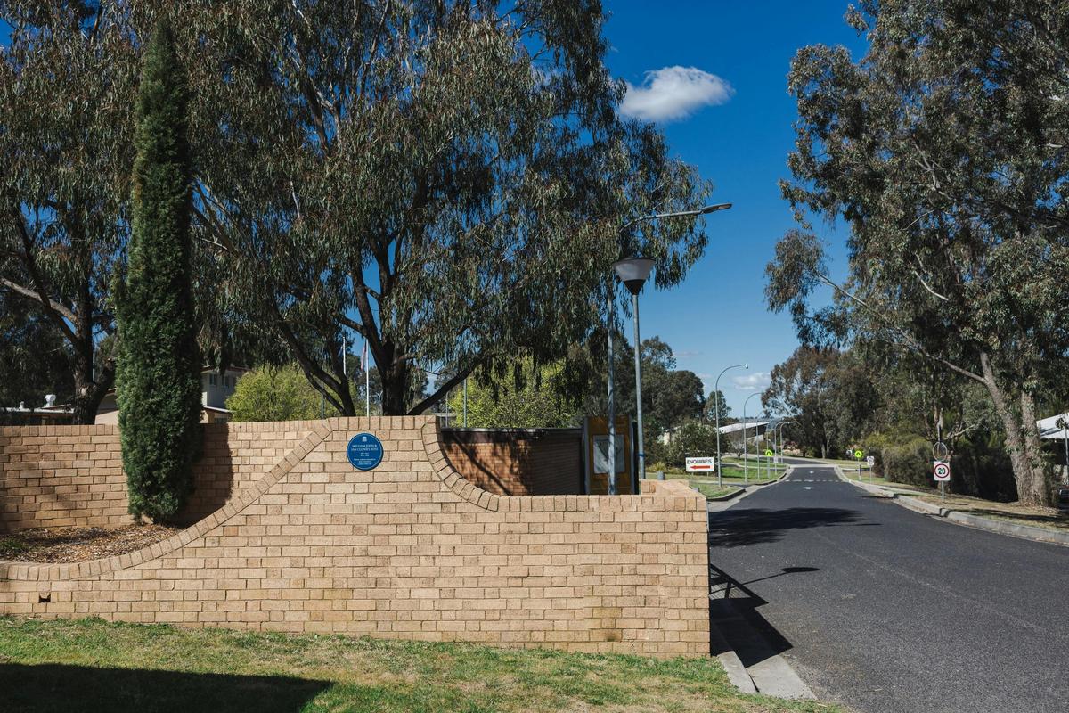 Bathurst TAFE blue plaque