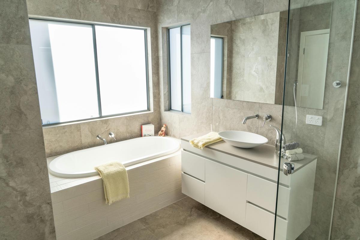 Compact Private Queen Room with Exclusive Bathroom