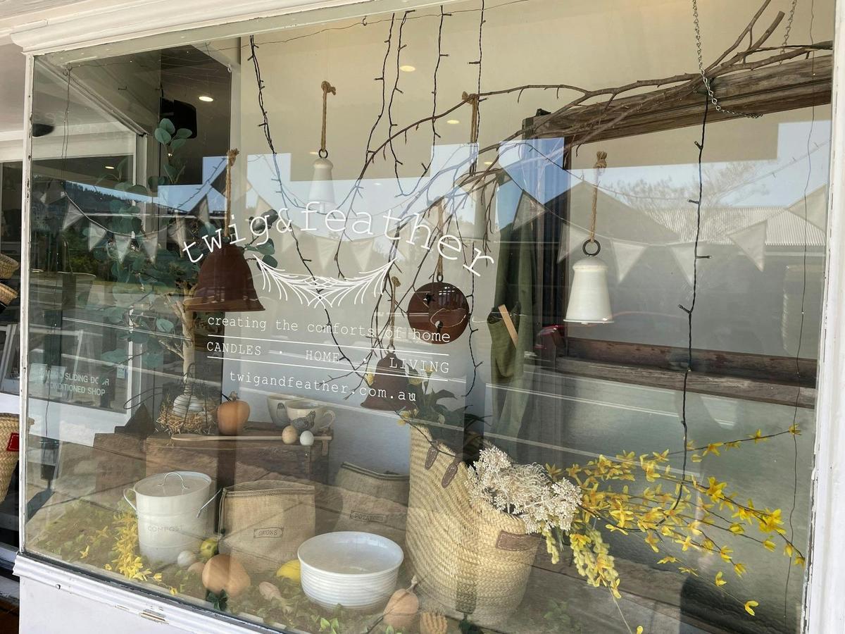 Twig and Feather Display window with Country Style theme