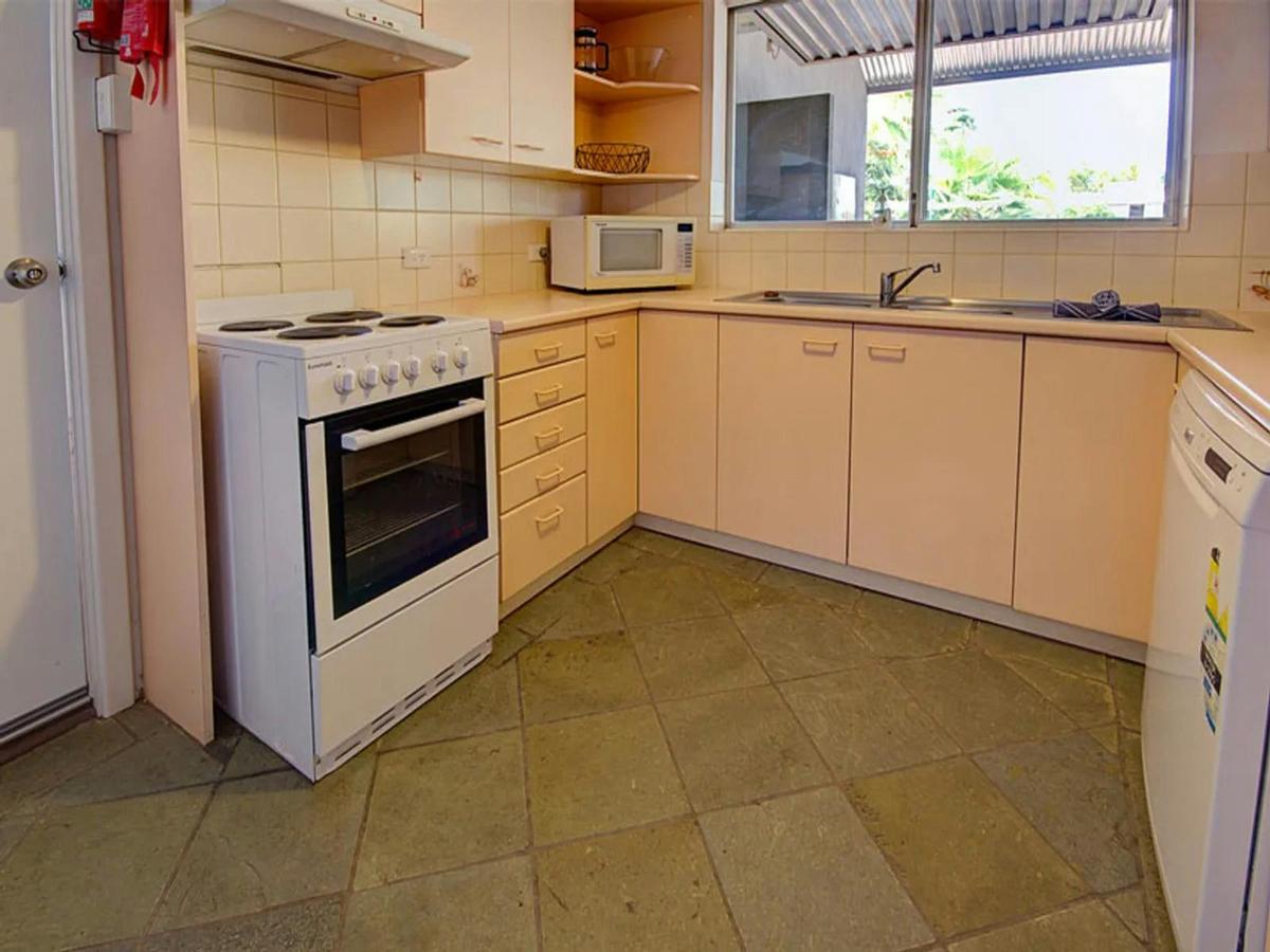 Practical kitchen with an oven, dishwasher and plenty of preparation space