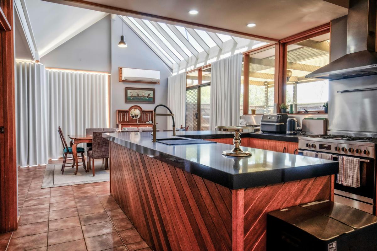 large breakfast bar for meal preperation or meal prep