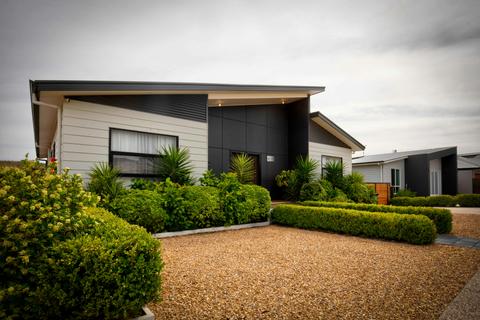 10 Marina Way Mannum Waters - River Shack Rental