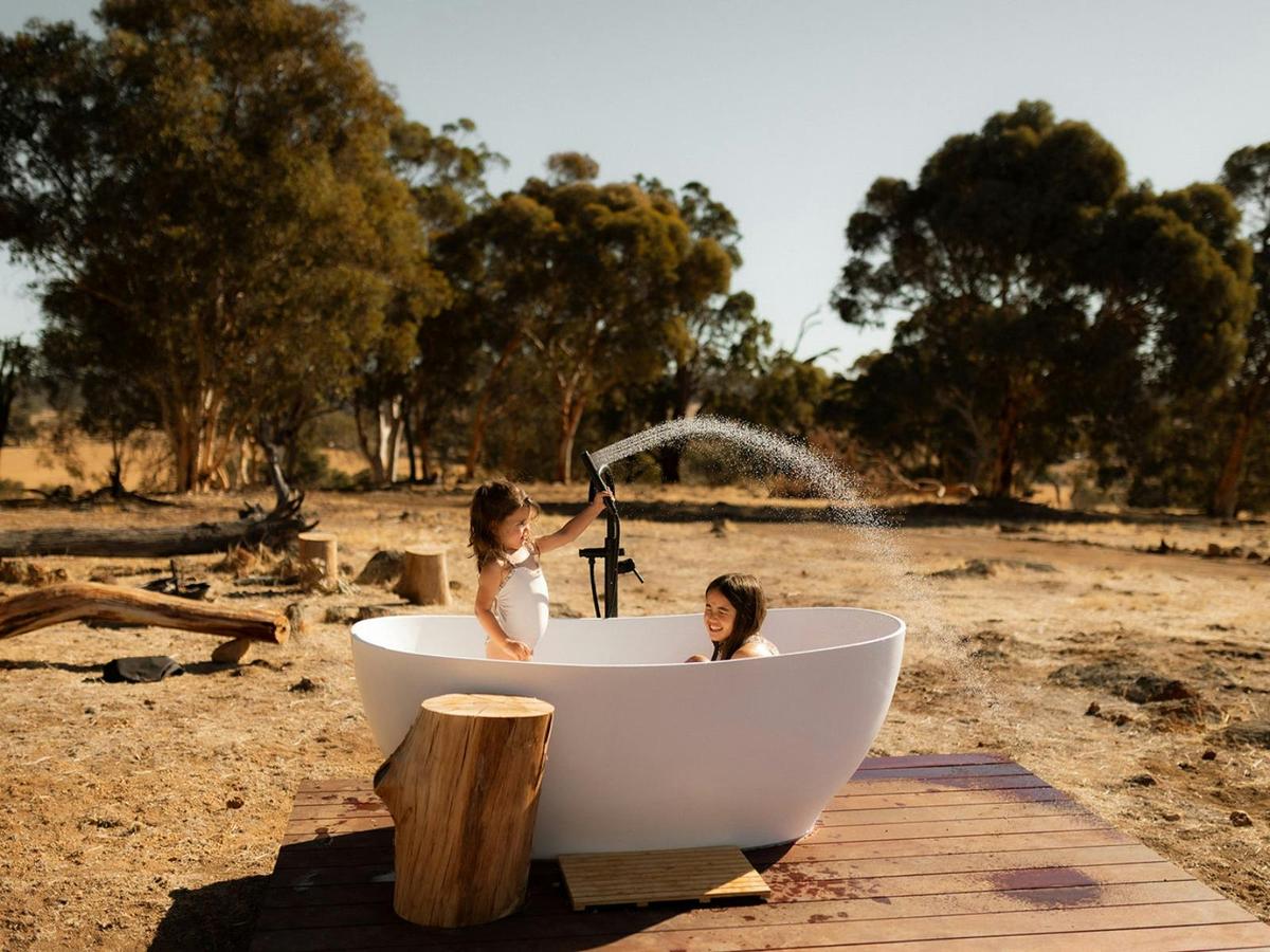 Outdoor bathtub
