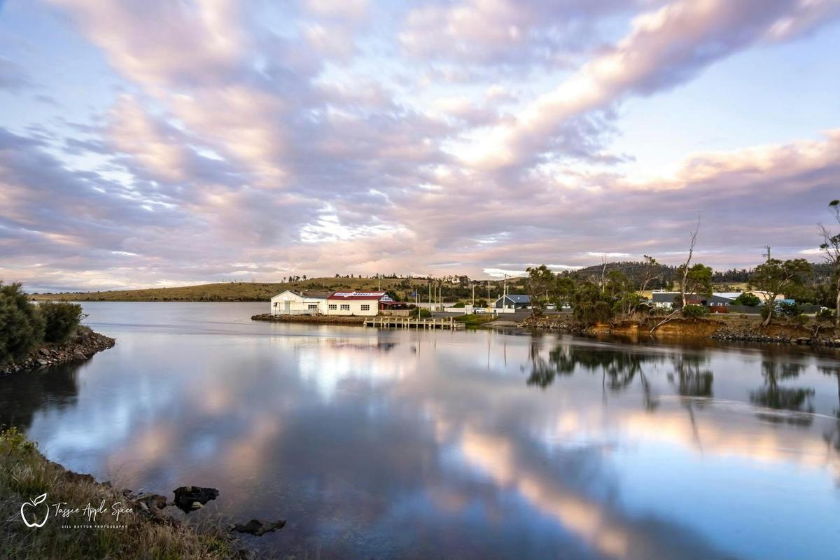 Located right on the waterfront of Dunalley Bay and Denison Canal