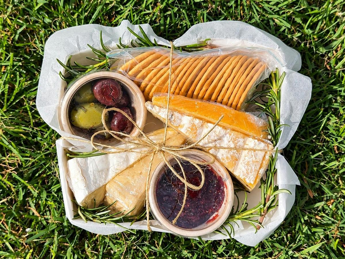A little box of Yarra Valley goodness 🧀🌿 Perfect for grazing in the sunshine.
