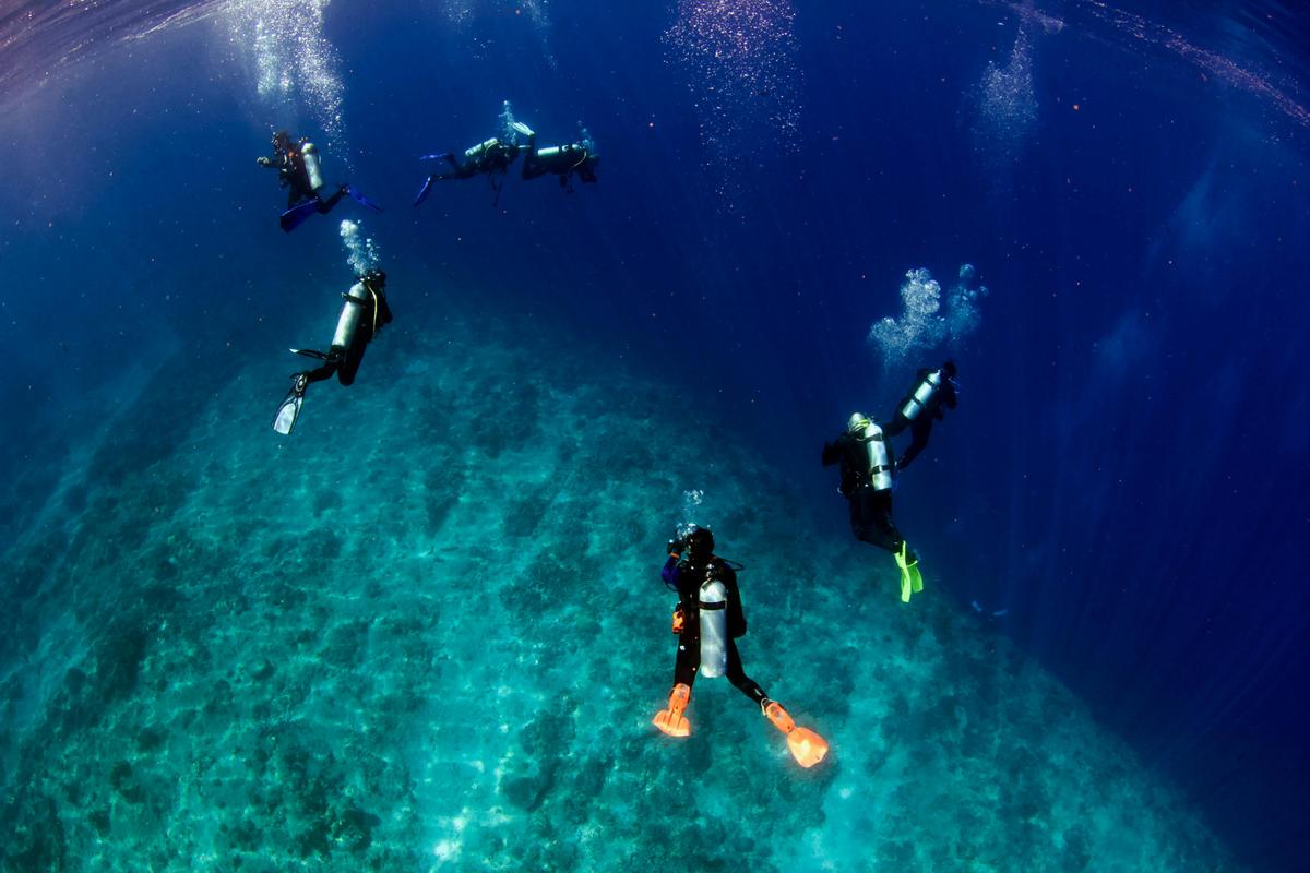 Divers decending