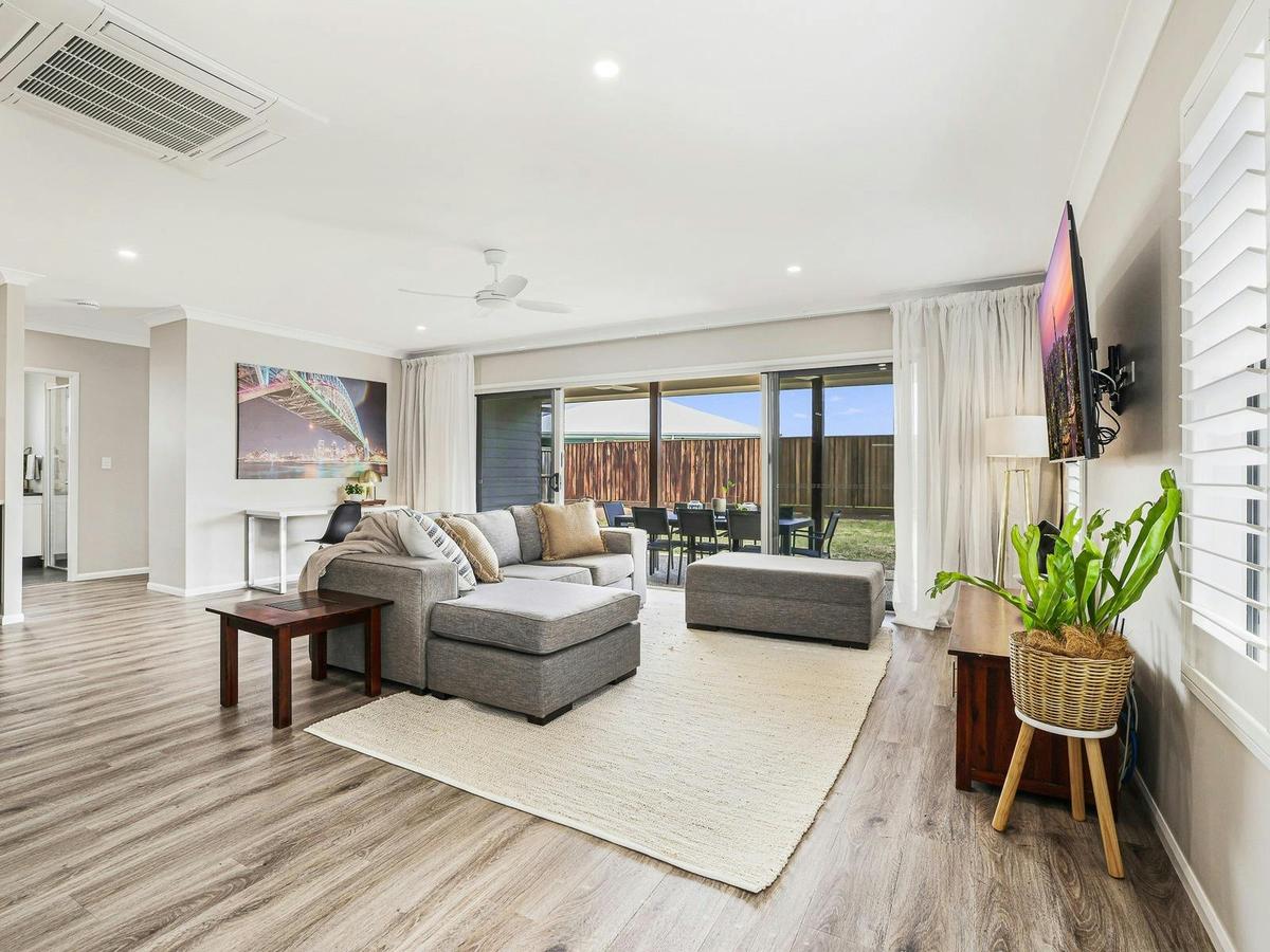 Bargara Holiday Rentals - Whitewash House