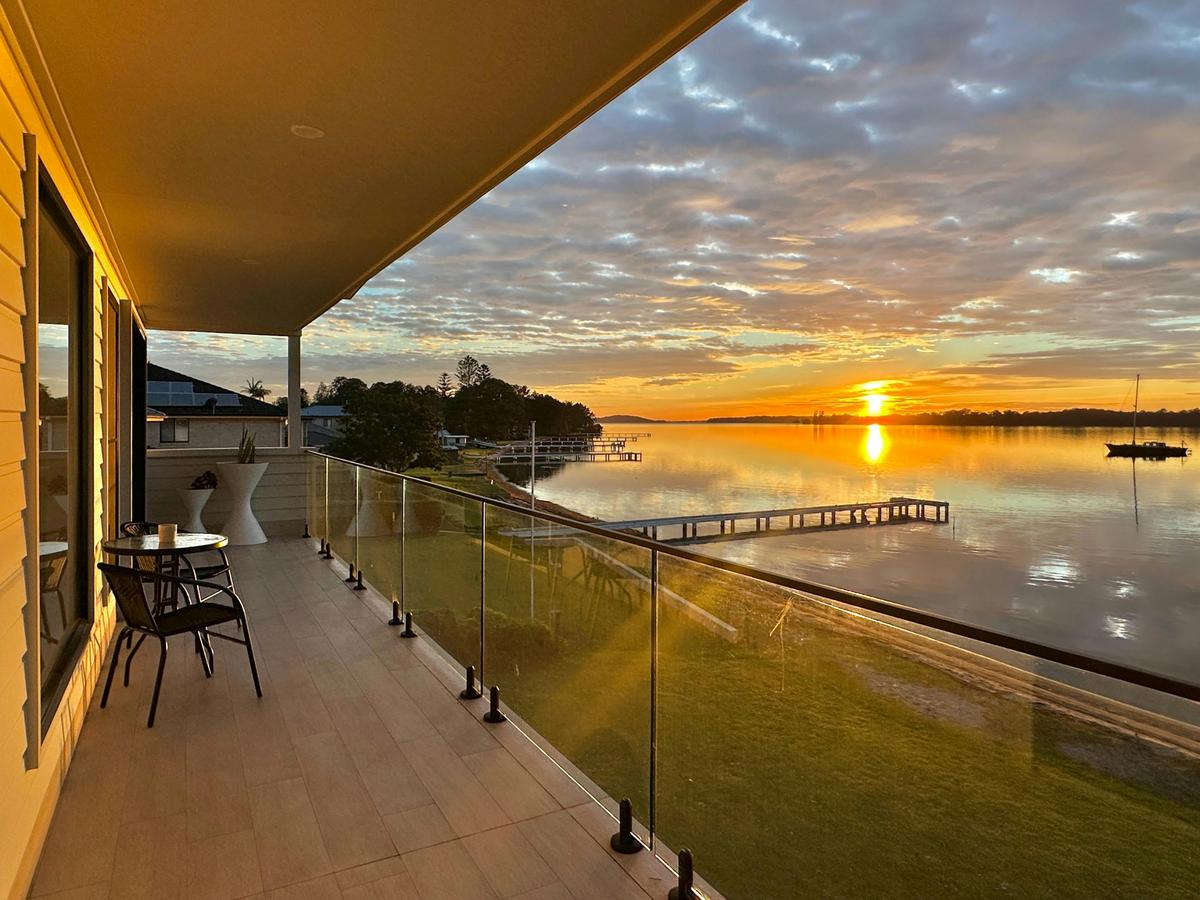 Balcony bedrooms with absolute lake views