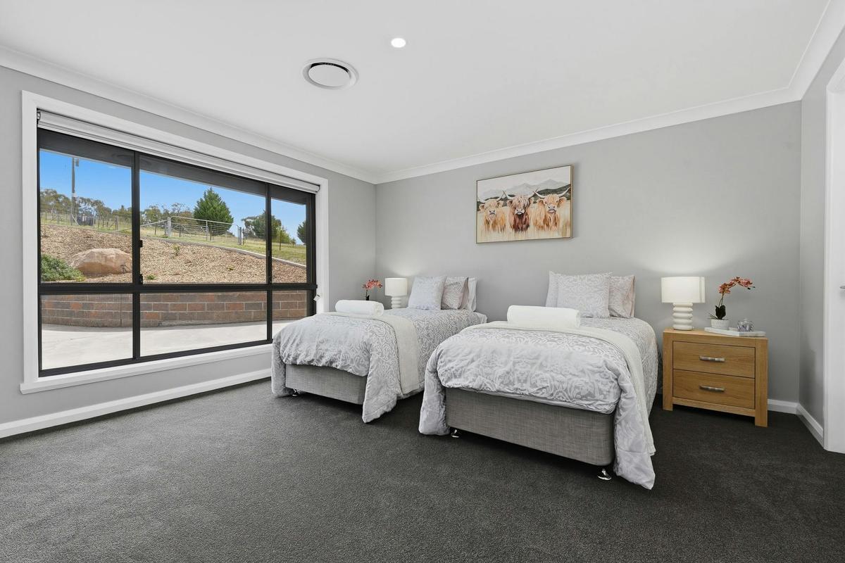 Bedroom with 2 single beds at Ned Kelly's Hideaway 1