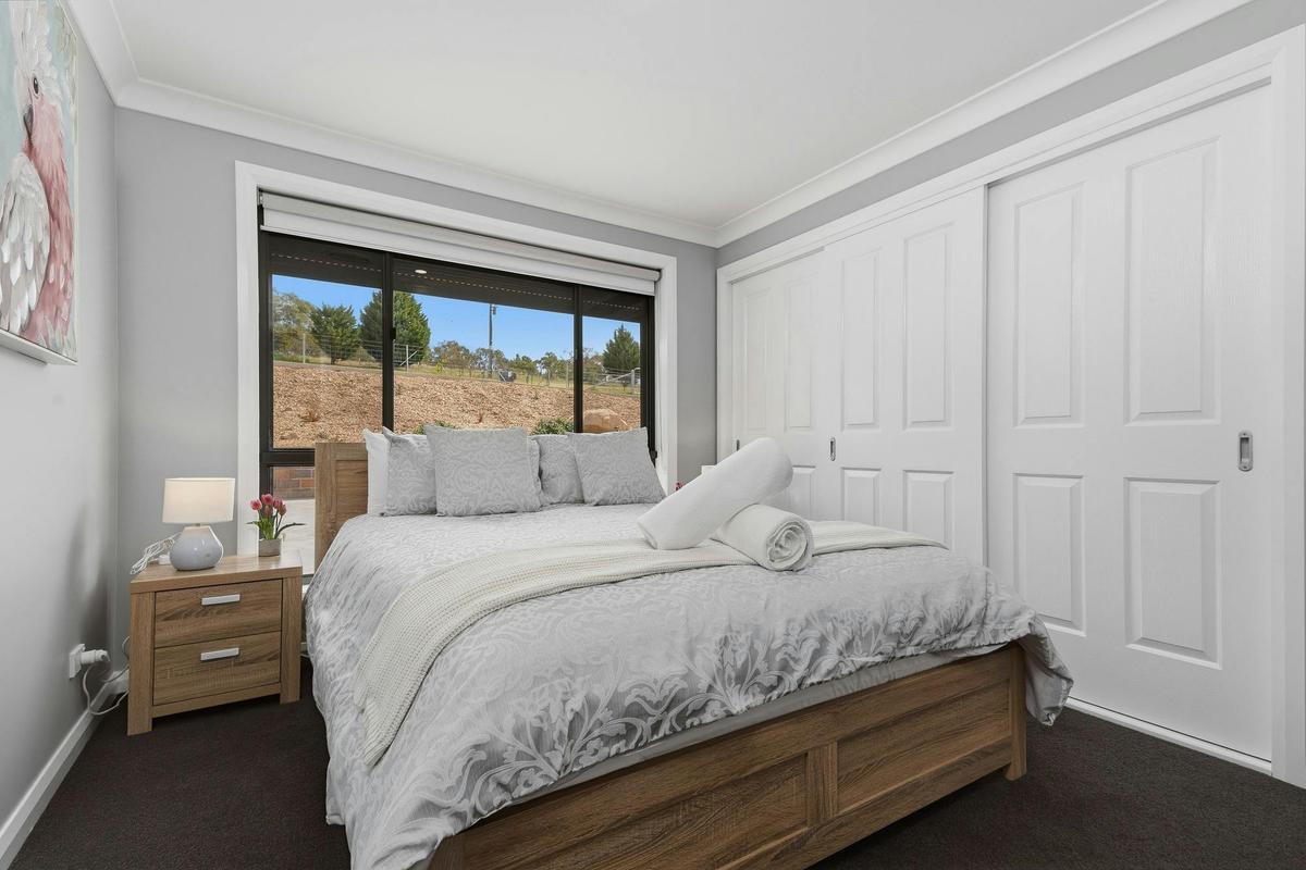 Queen bedroom at Ned Kelly's Hideaway 1