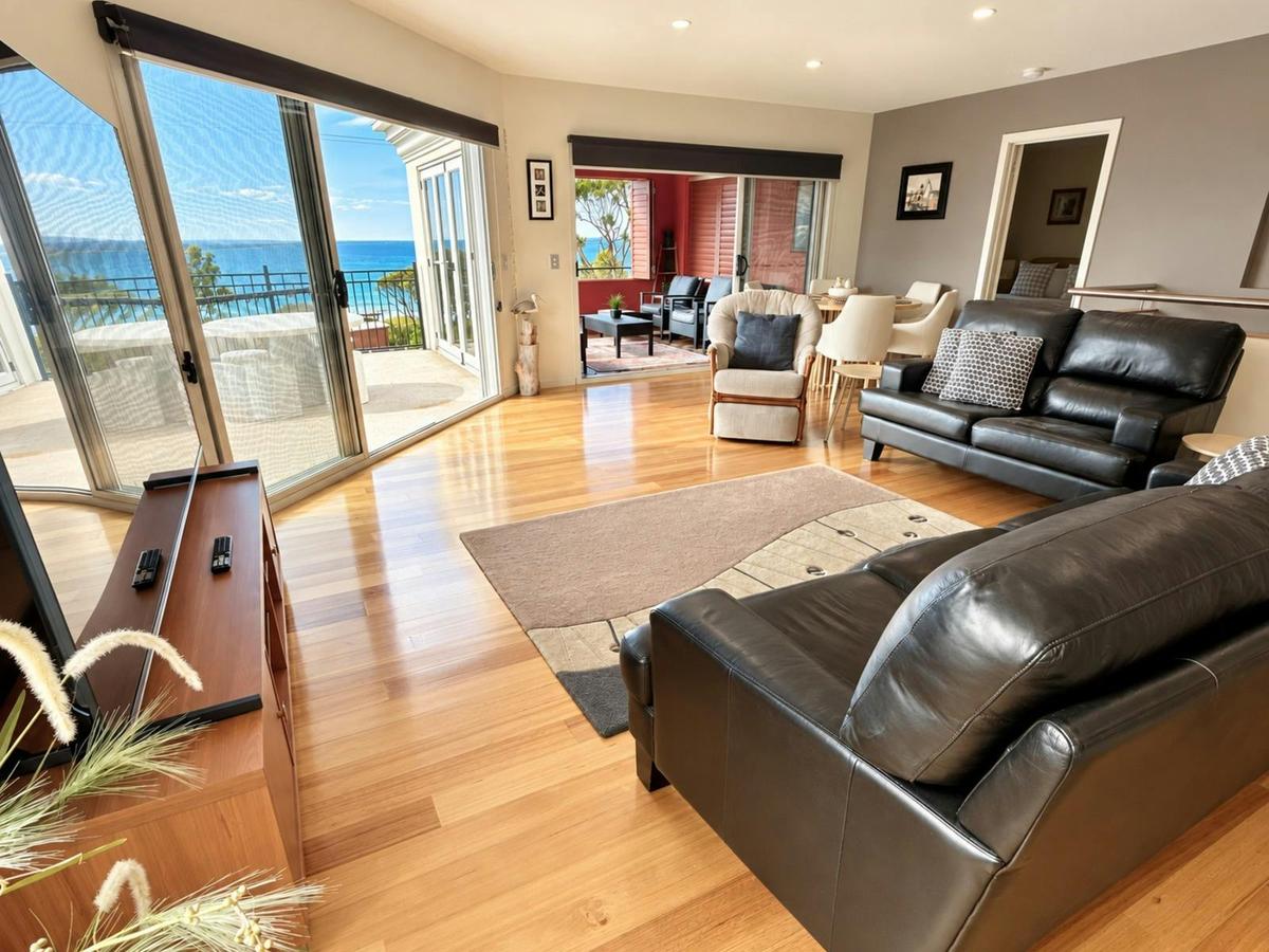 Lichen Villa Bay of Fires - upstairs living area