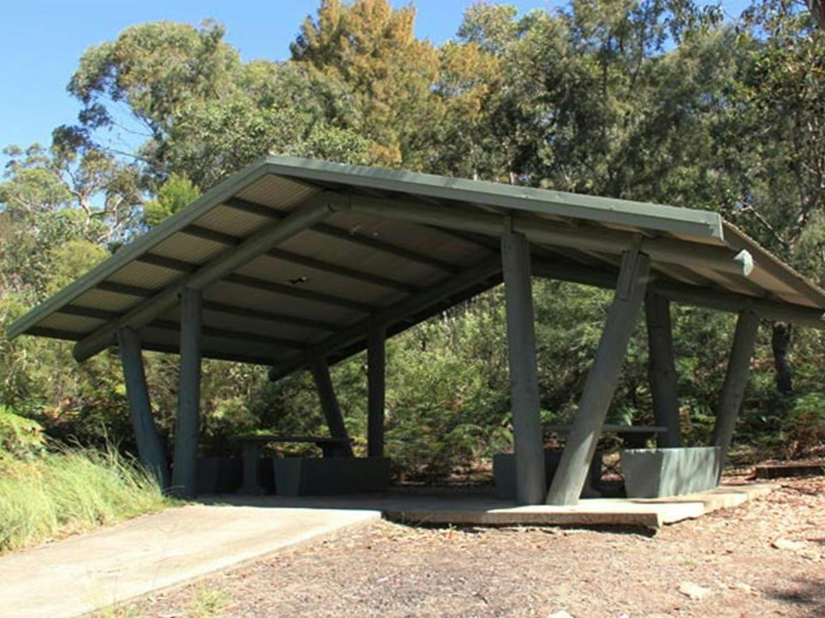 Sheltered picnic area at Yellow Rock lookout. Photo: John Yurasek/OEH