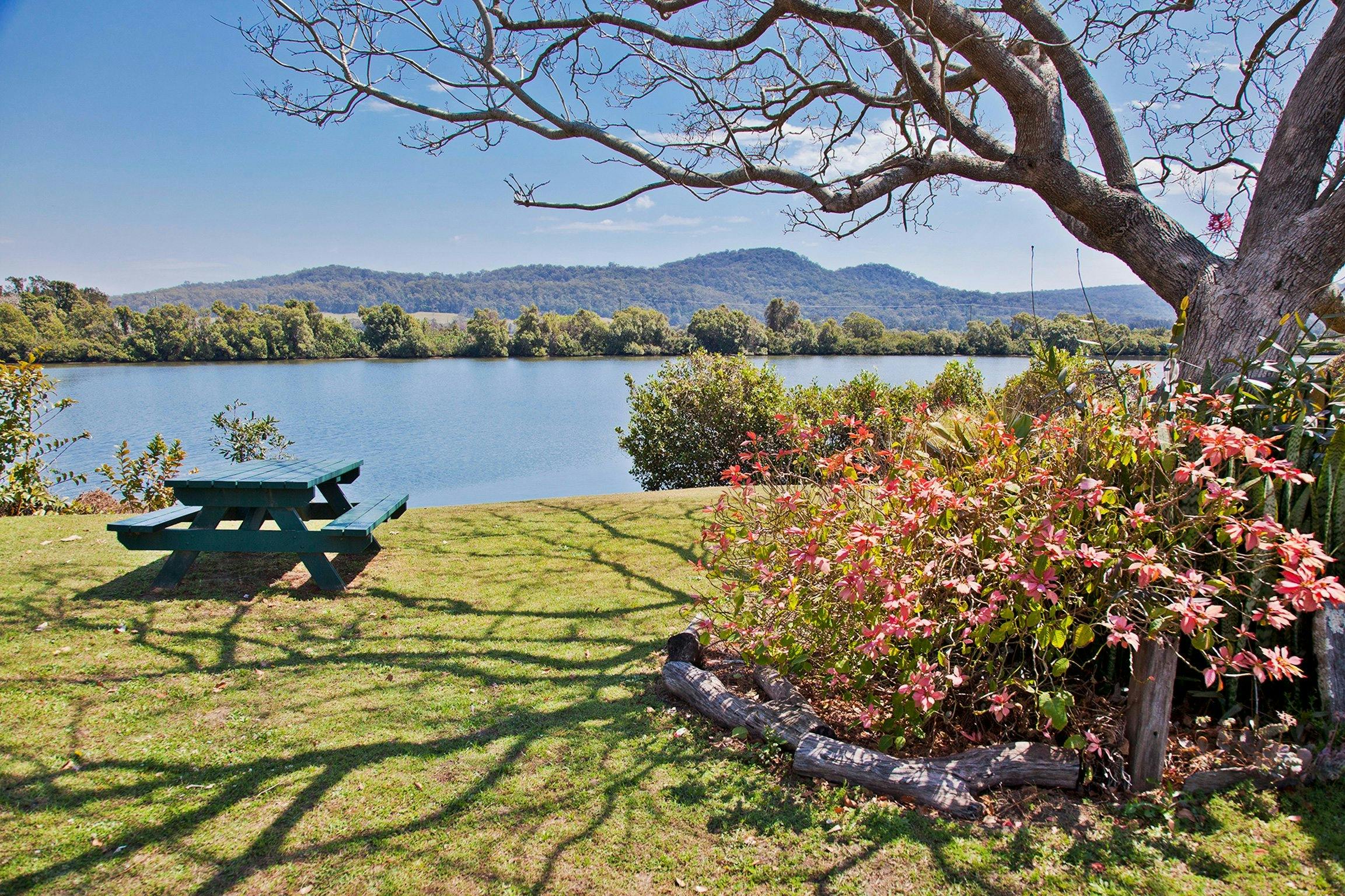 Picnic by the river on Chatsworth Island