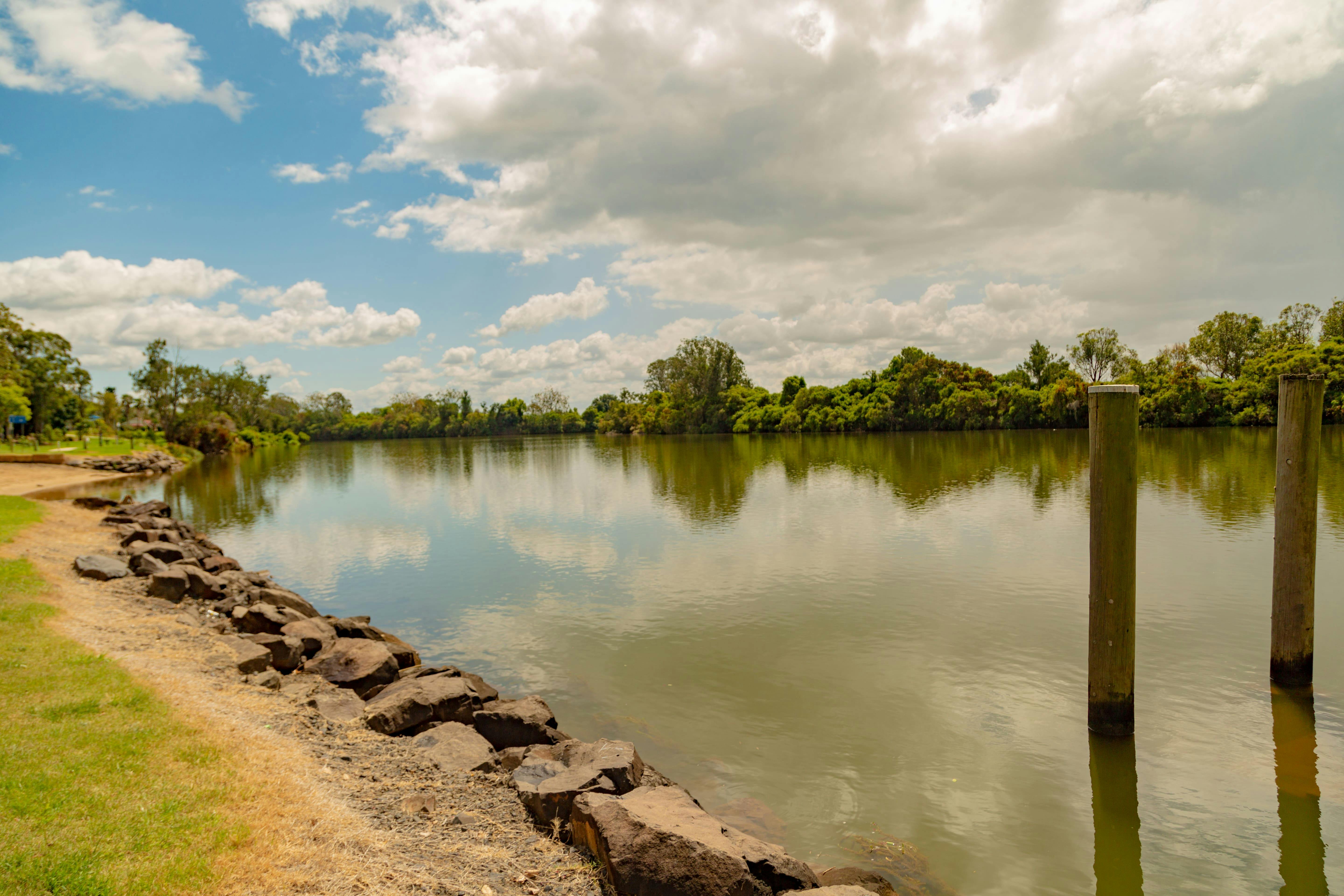 A photo of the riverside.