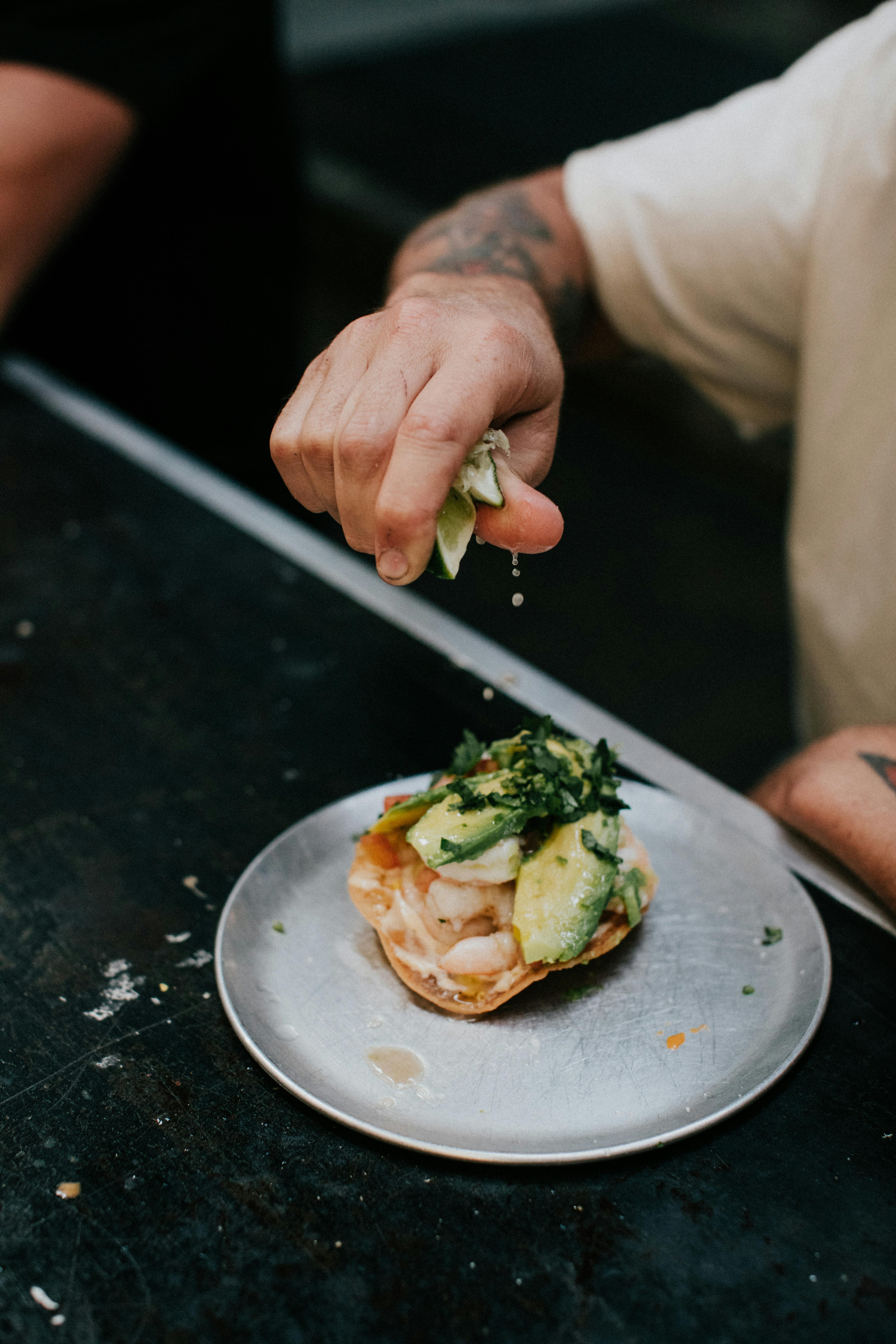 "come con tus manos"