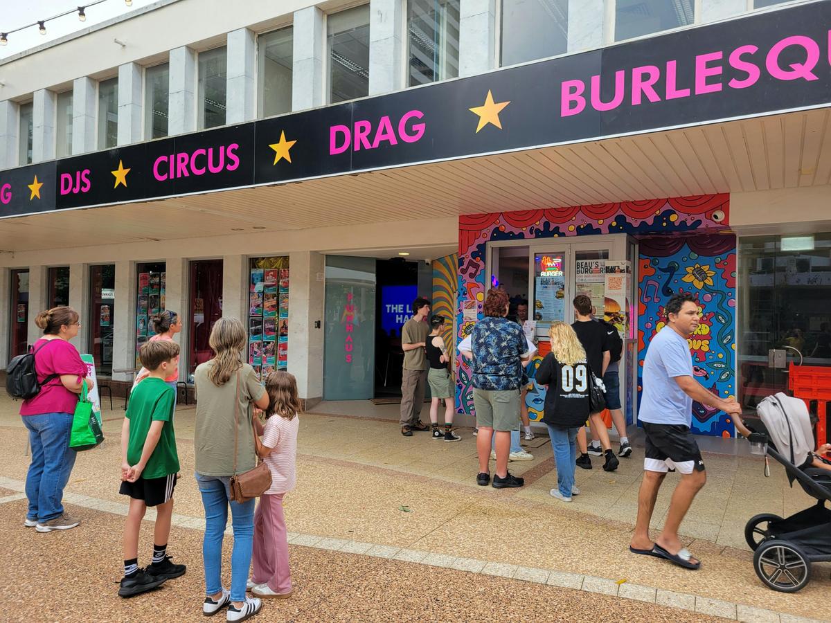 Image of Beau's Burgers service window in William St. Plaza