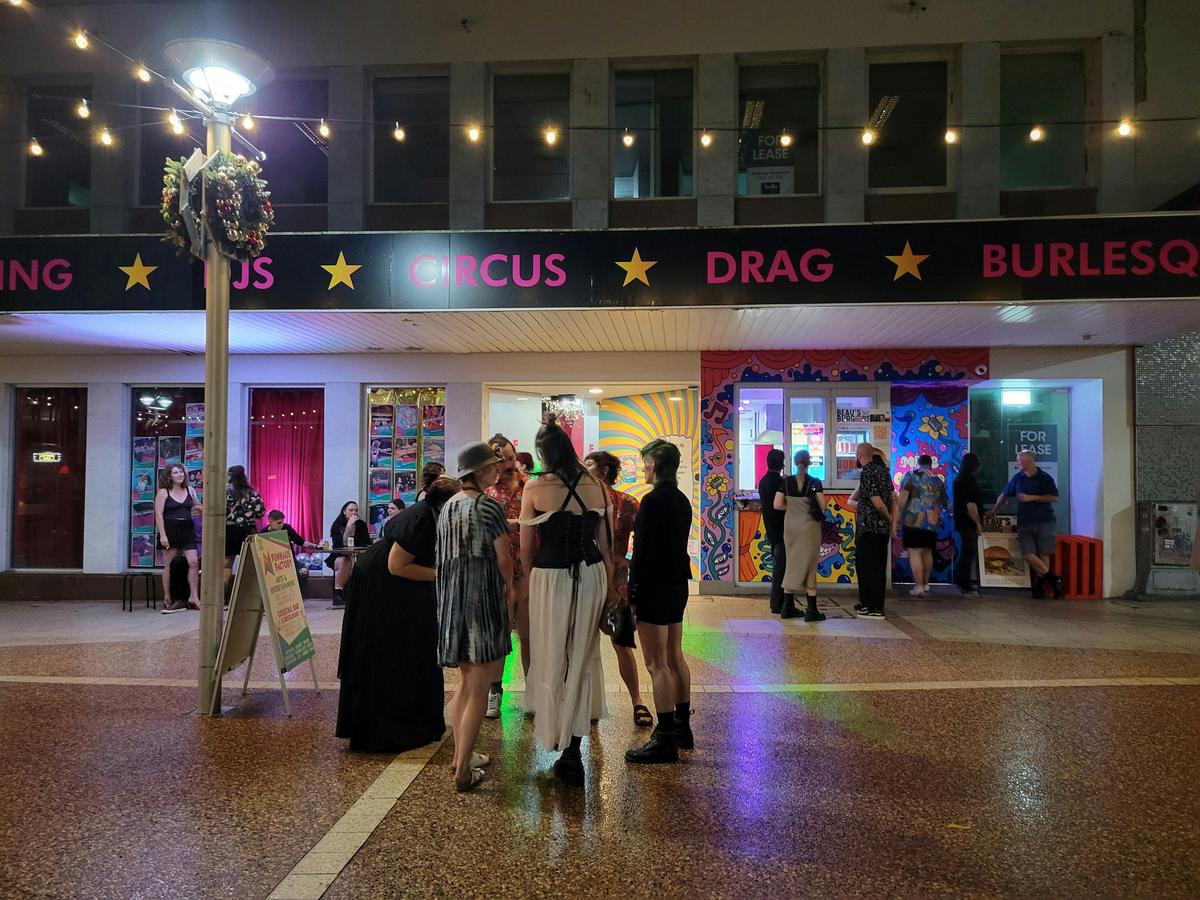 Image of people outside Beau's Burgers at night