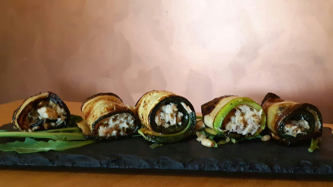 Zucchini and tuna rolls