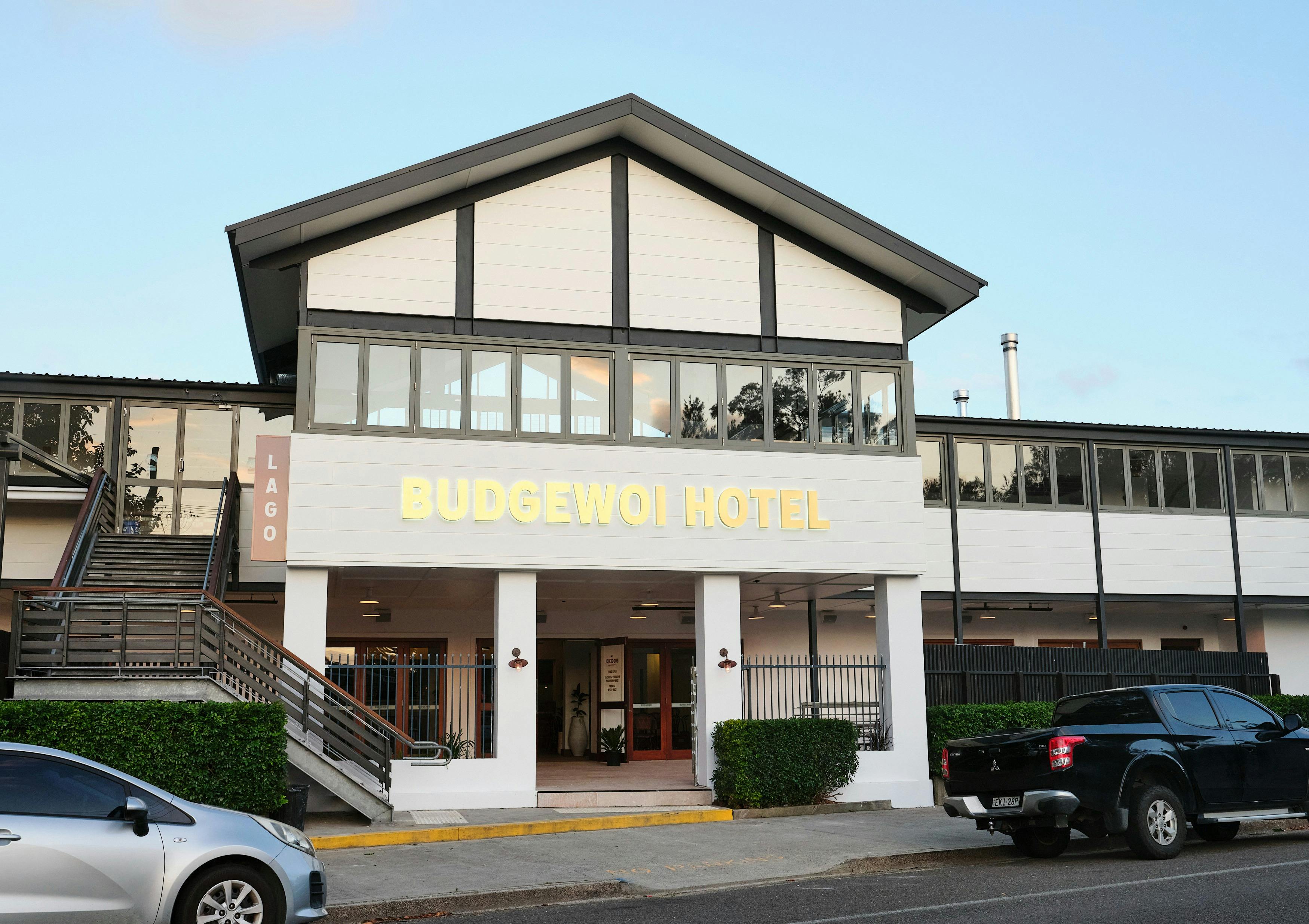 Front entry at Budgewoi Hotel