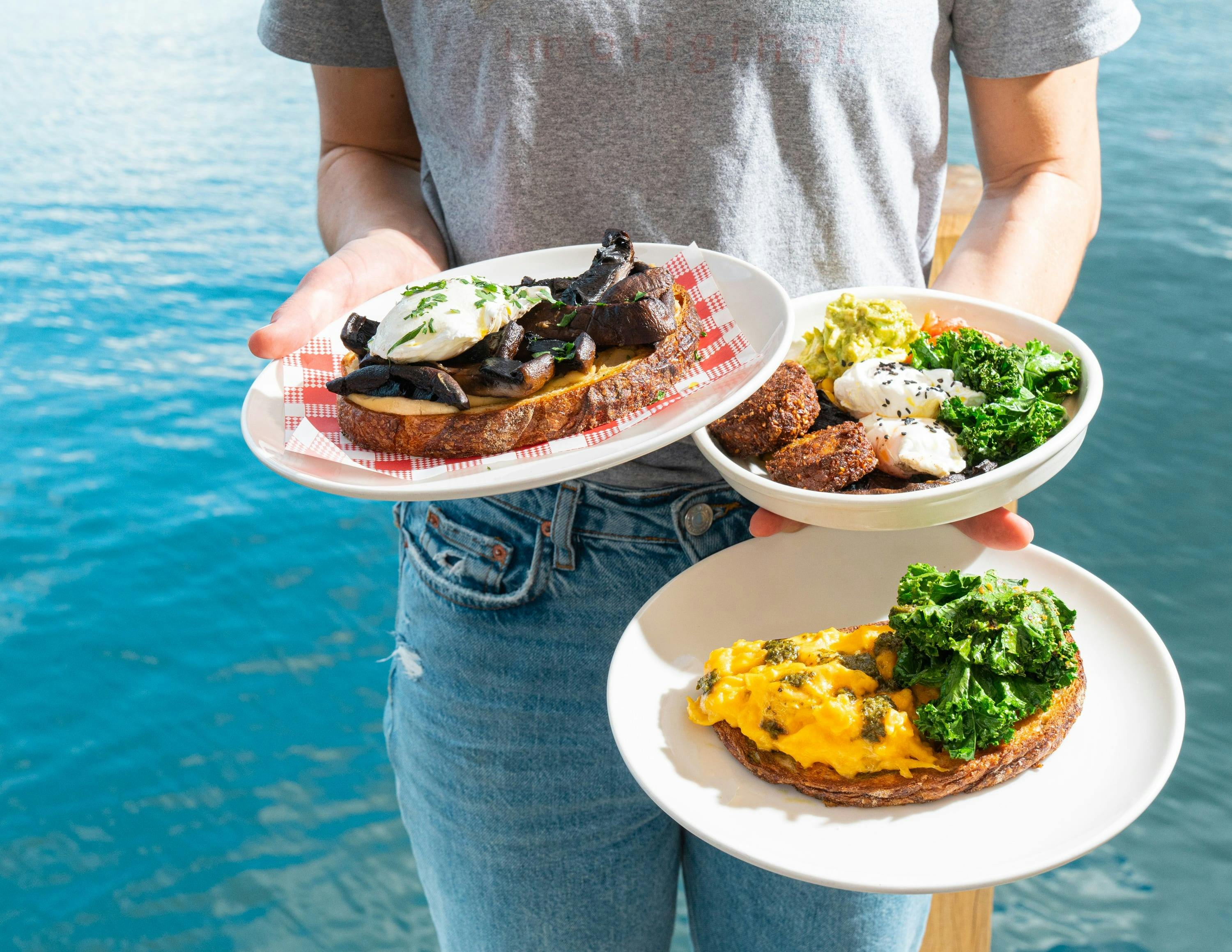 Flying Bear Cafe, Foys