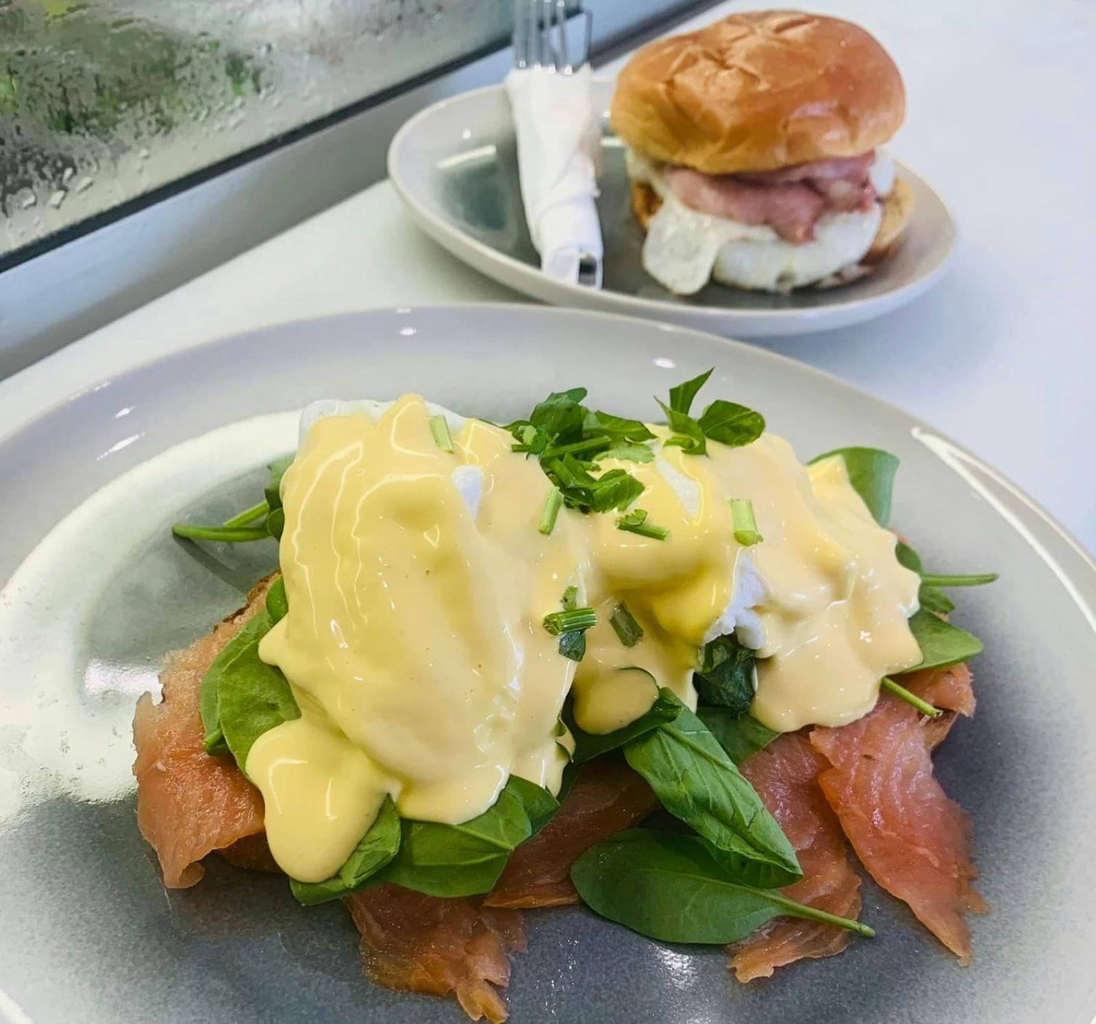 Lou's Place Cafe - Eggs Benedict