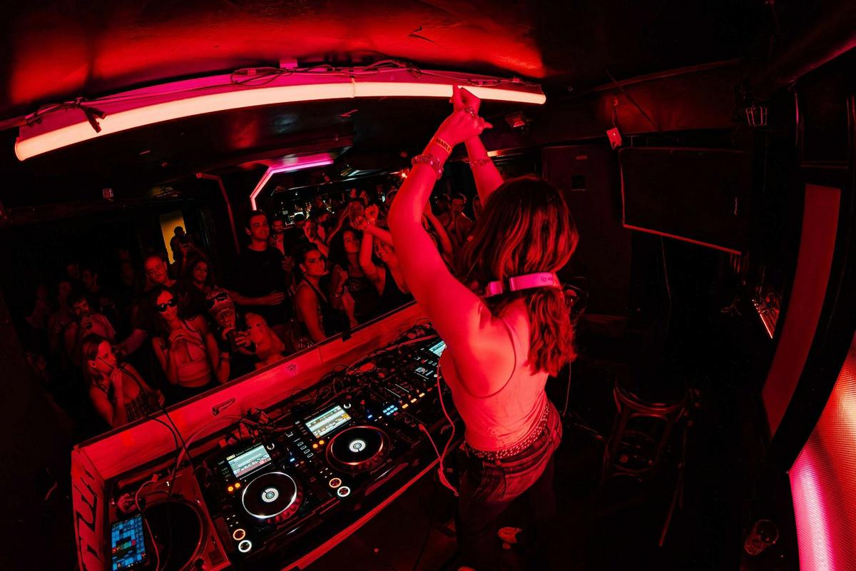 DJs