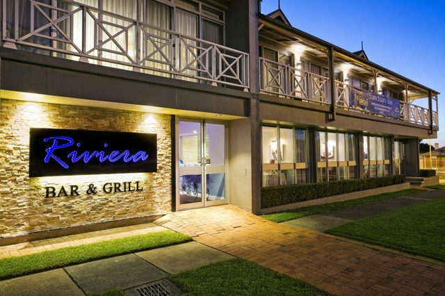 Riviera Bar and Grill