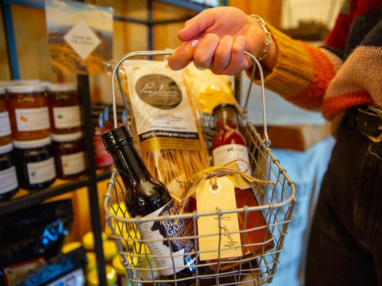 Pick up your gourmet goods on your way to the mountains, or stop in to eat them in the lounge